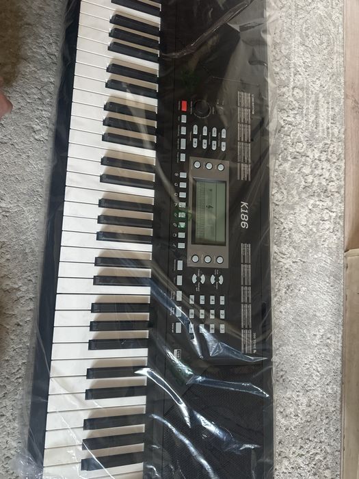 Продается синтезатор K186 новый