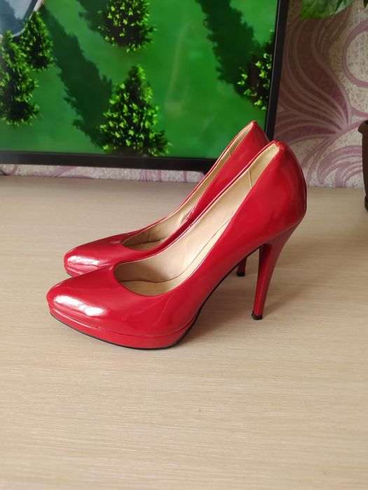 Продам новые туфли лодочки