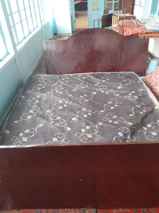 Продаётся двуспальные кровать с матрасом
