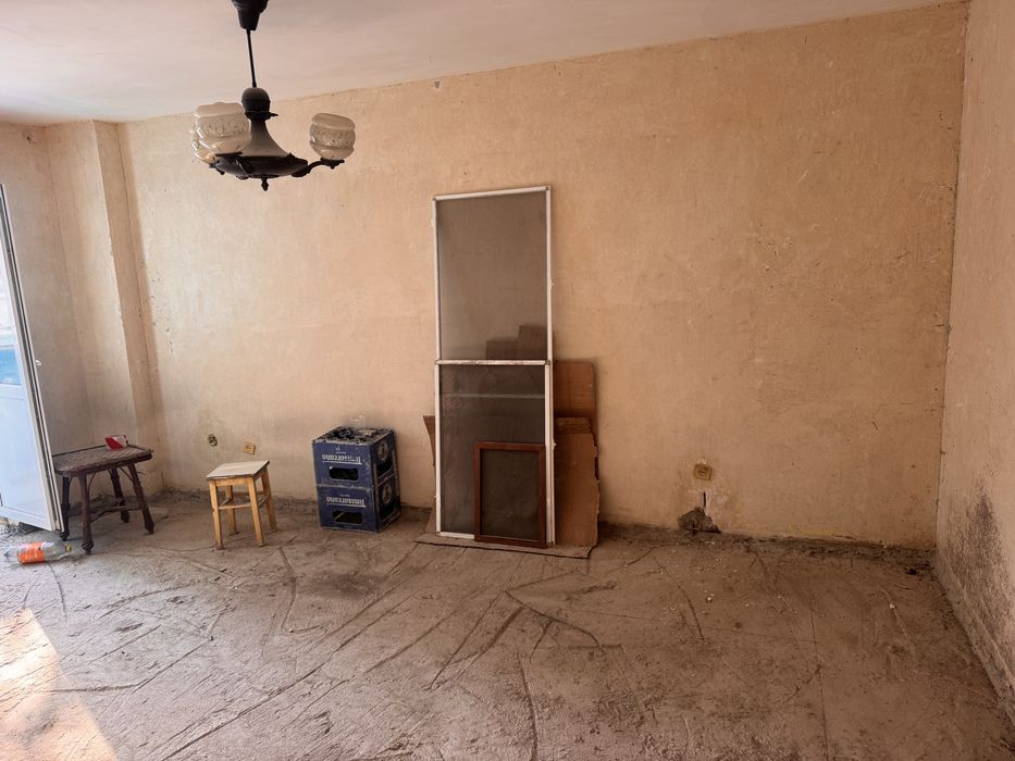 Vand apartament cu 3 camere,decomandat situat in centrul orasului,Slobozia.