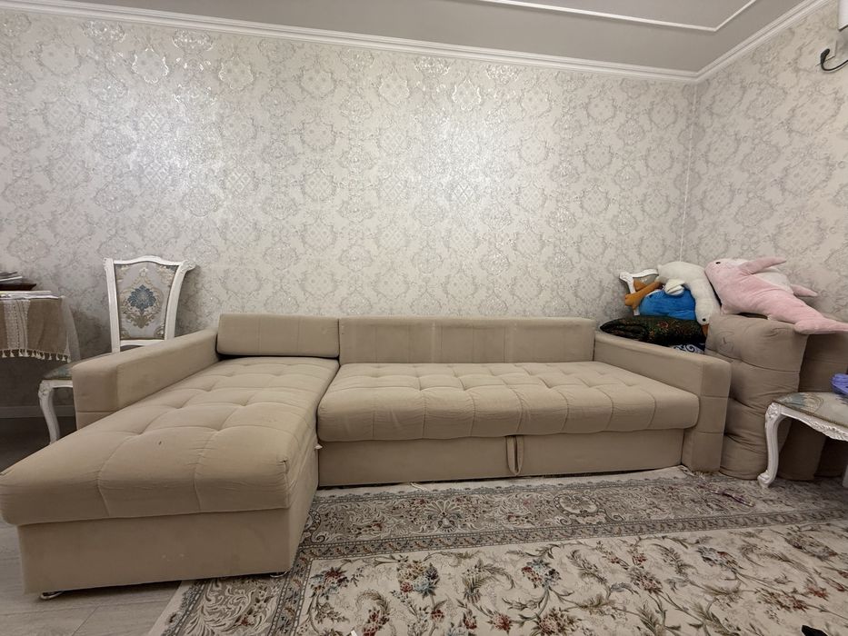 Угловой диван в бежевом цыете