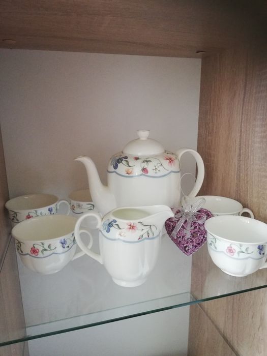 Красив, нежен сервиз с антикварна стойност. Нов.