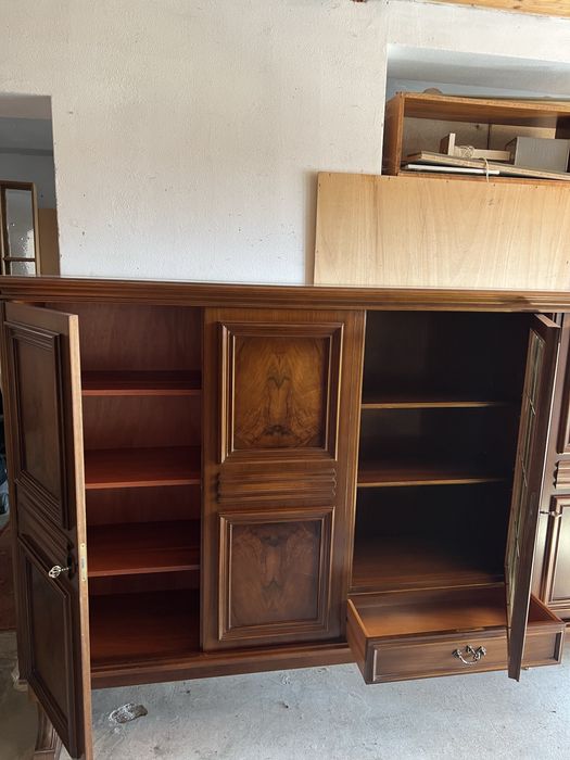 Biblioteca cu insertii de lemn, culoare nuc