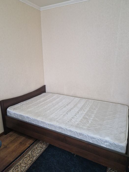 Продам кровать с матрасом.