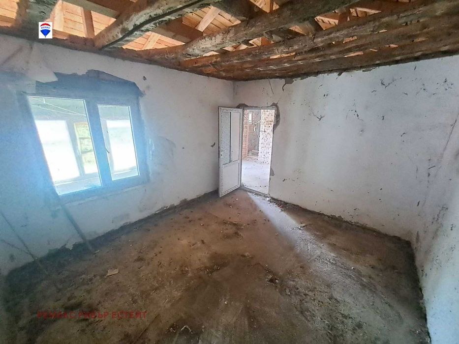 Селска къща за продажба в с. Бръшлен