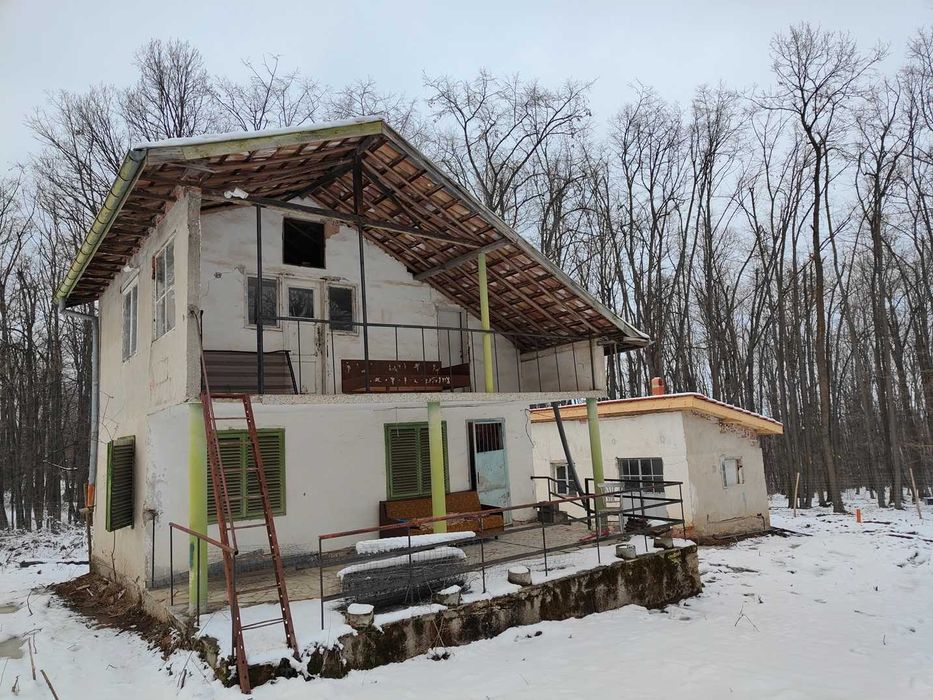 Дворно място с вила