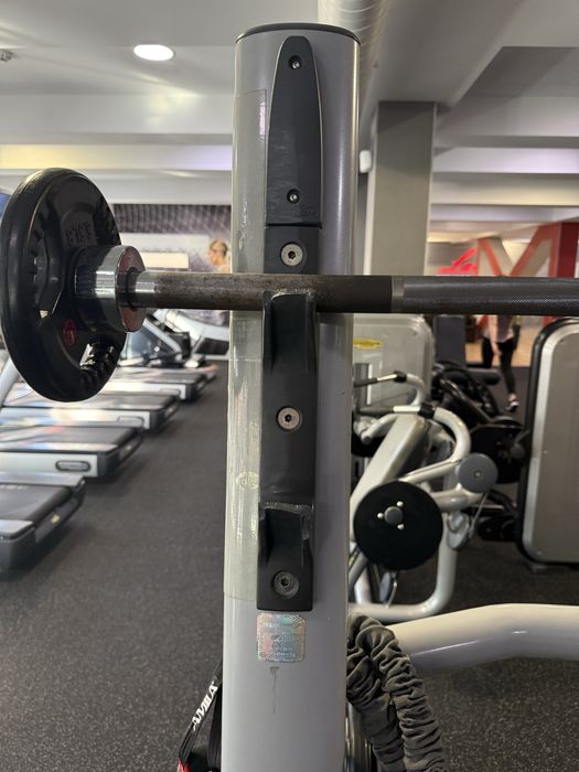 Стойка за дискове и раменна преса.