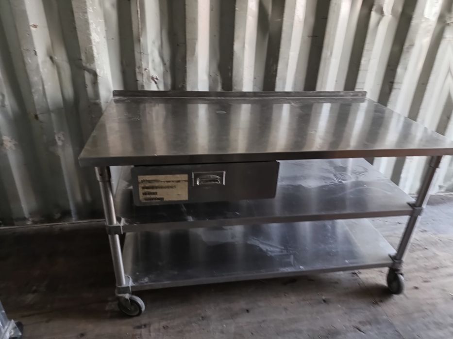 Vând masă de inox.