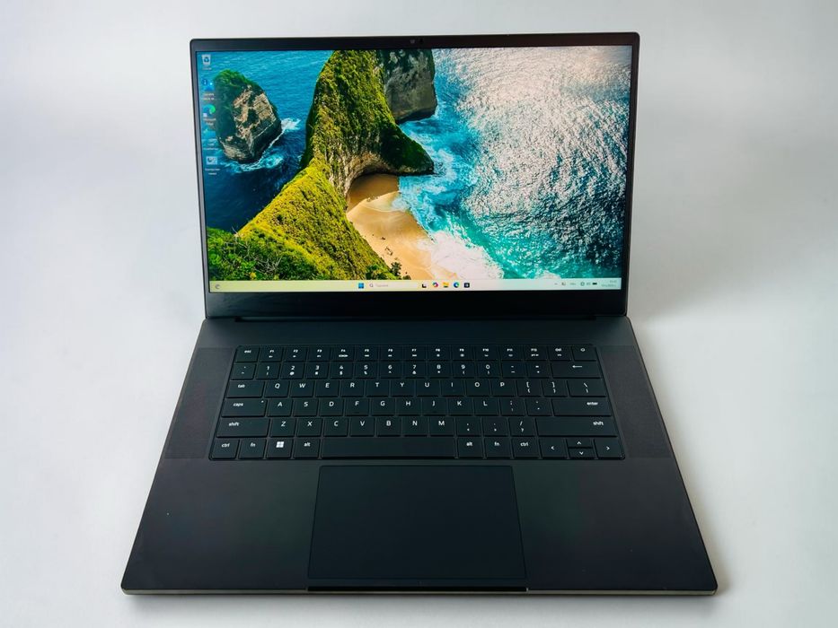 Лаптоп Razer Blade 15.6' 2.5K 240Hz i7-13800H 32GB DDR5 1TB NVMe Nvidia RTX 4070 8GB Перфектен! Гаранция!