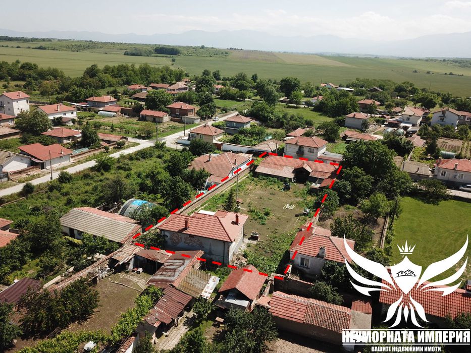 Двуетажна къща 160РЗП с голям двор 1250кв. двор в село Избеглии