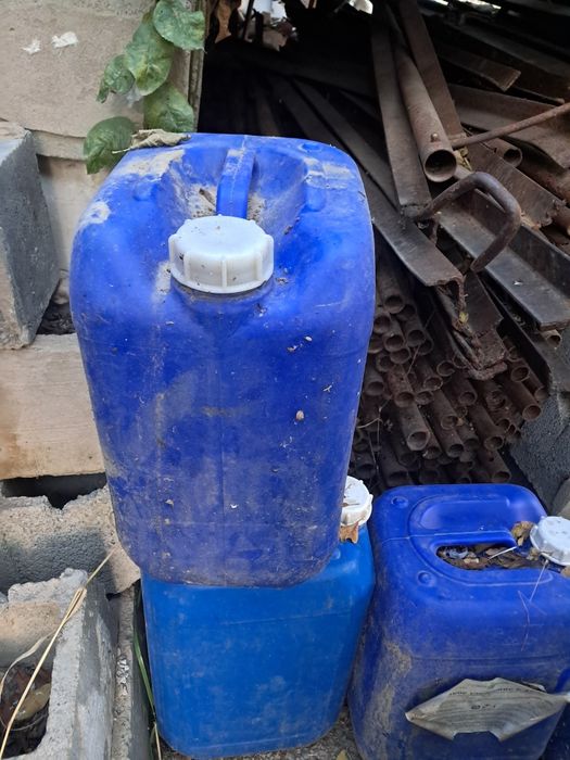 Канистры продам 20литровые