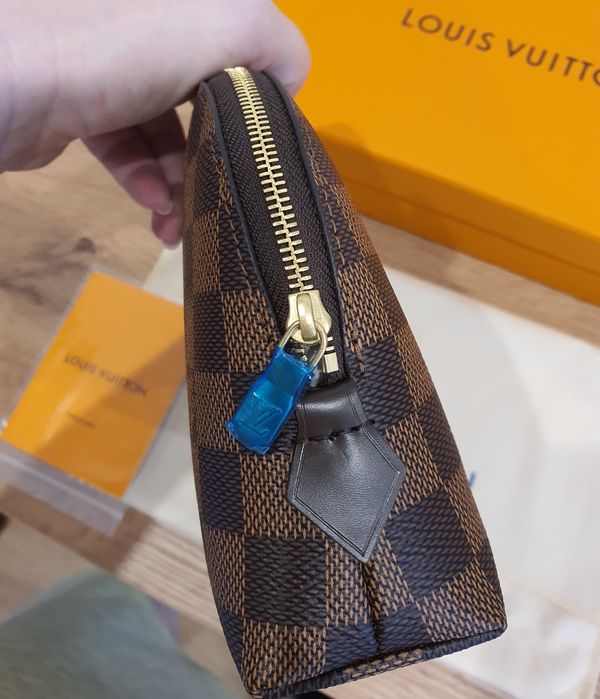Portfard Louis Vuitton cosmetic pouch