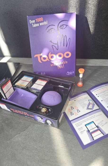 Табу  на английски за компанията на семейството и партито