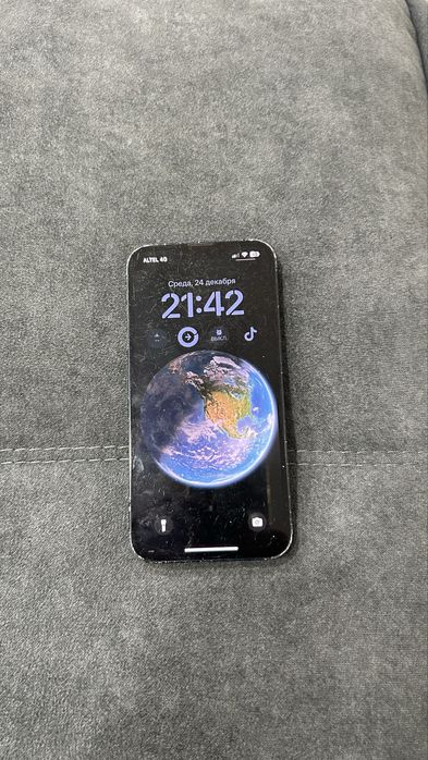 Продам айфон 13й