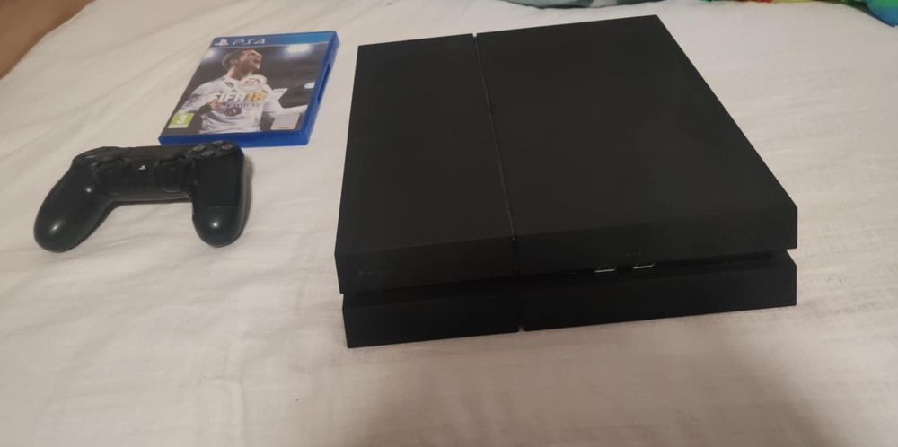 Vând PlayStation 4