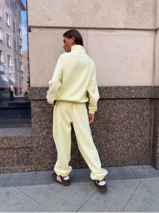 Костюм сливочного цвета