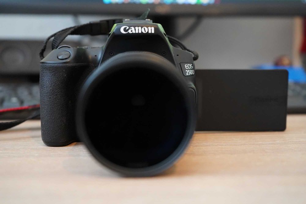DSLR Canon EOS 250D