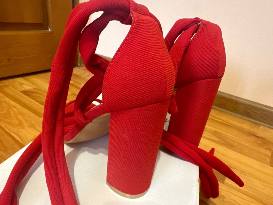 Червени елегантни сандали с удебелен ток