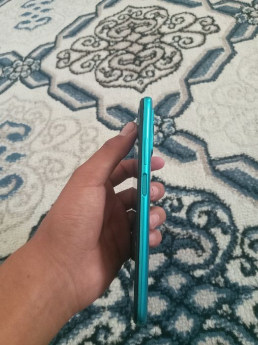 Telefon sotiladi  :holati yahshi chihol yoki bromni plionka