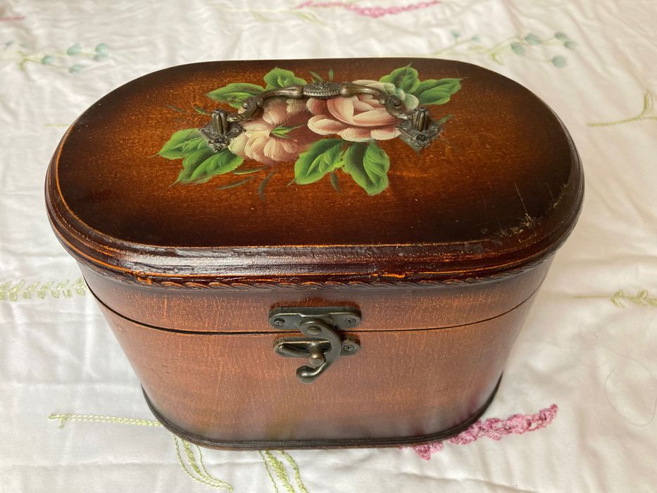 Красива дървена кутия