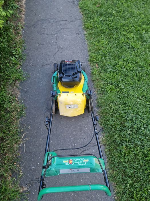 Masina de tuns iarba pe benzina