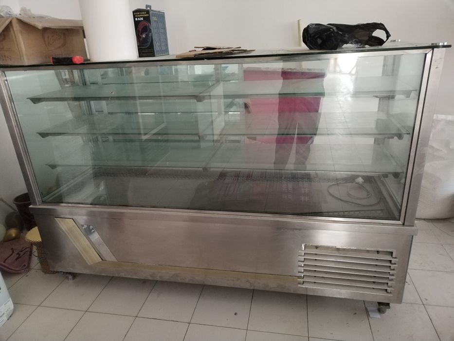 Vitrina Xolodilnik sotiladi