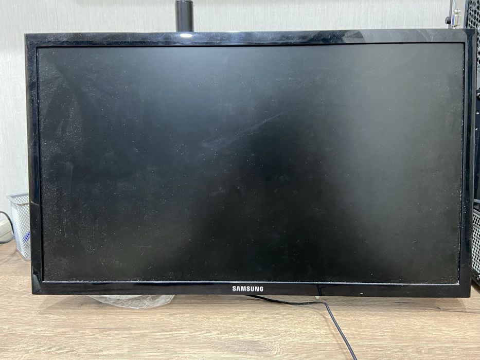 Продам моник на кранштейне