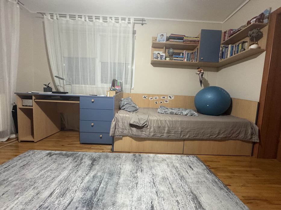 Mobilier cameră copil complet – pat + birou + dulapuri + bibliotecă