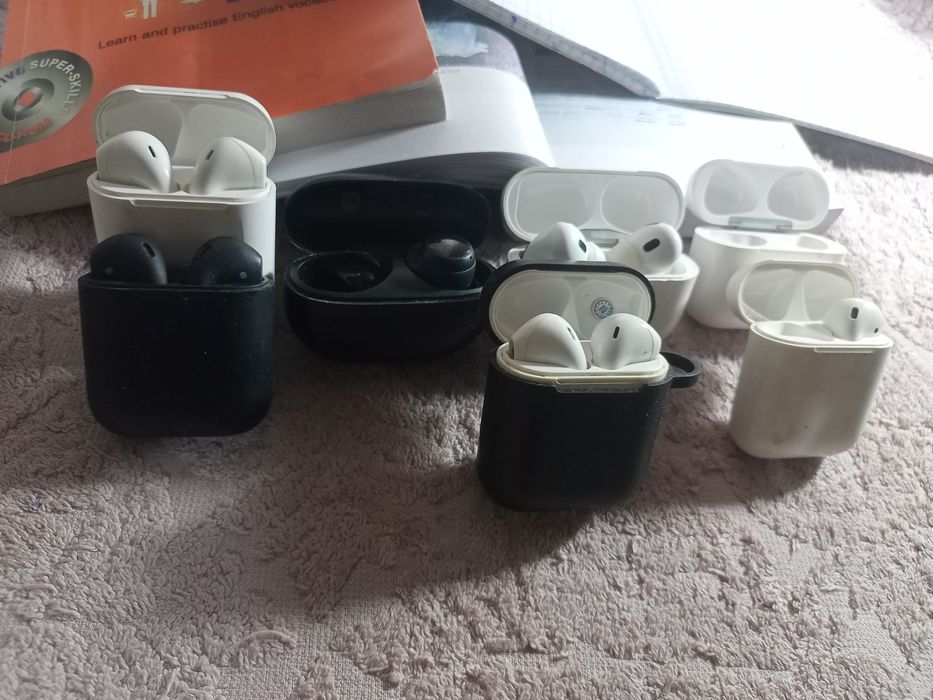 AIR PODS lar sotiladi. Oq qora ranglarda