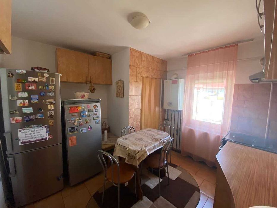 Se vinde apartament cu doua camere complet utilat si mobilat in Topoloveni strada parcului .