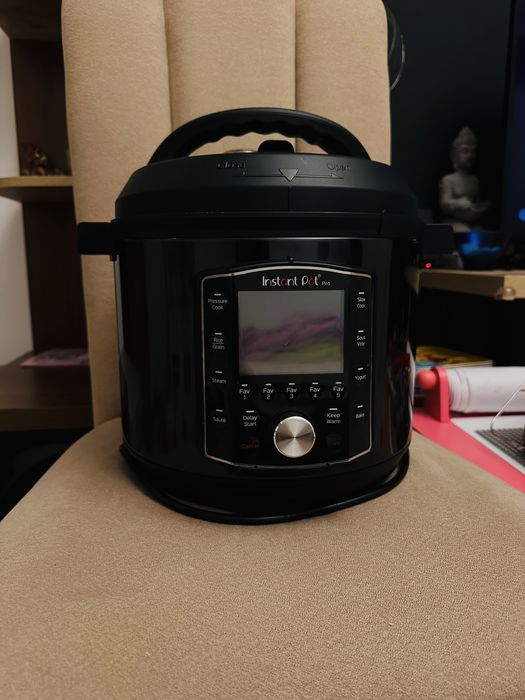 Multicooker Instant Pot Pro 6 ca nou, foarte putin folosit
