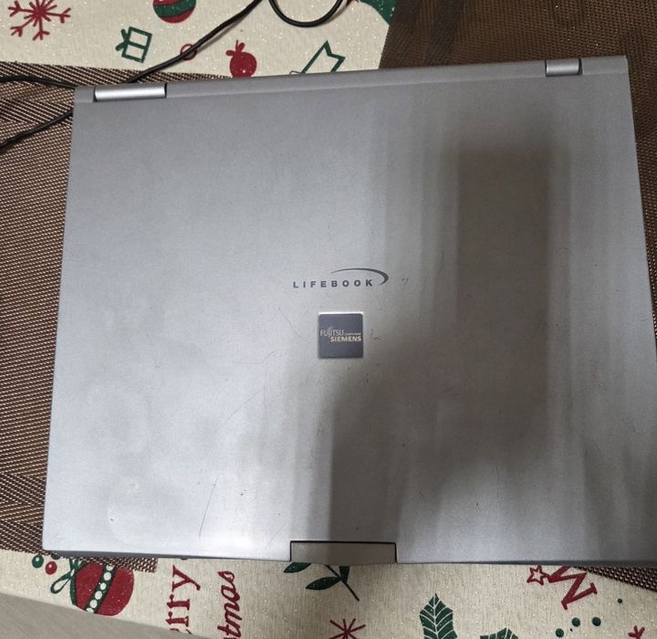 Laptop Fujitsu Siemens Lifebook cu procesor Pentium 3