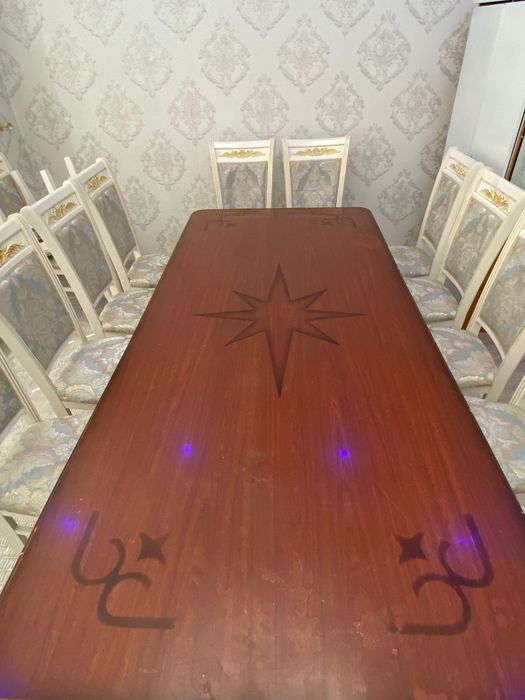 Стол   сатылады .