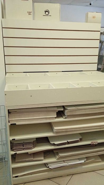 Торговый стеллаж с полками