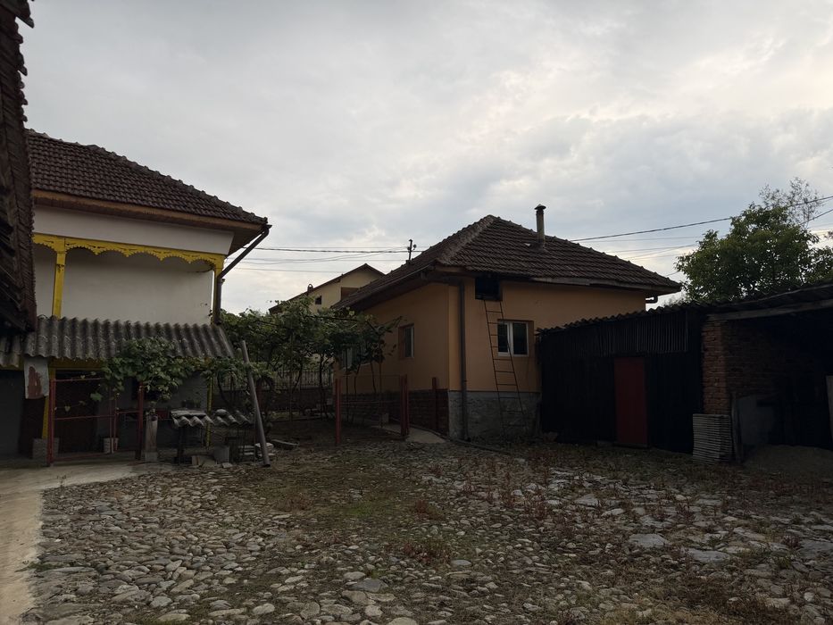 Vând două case în Tismana sat Celei