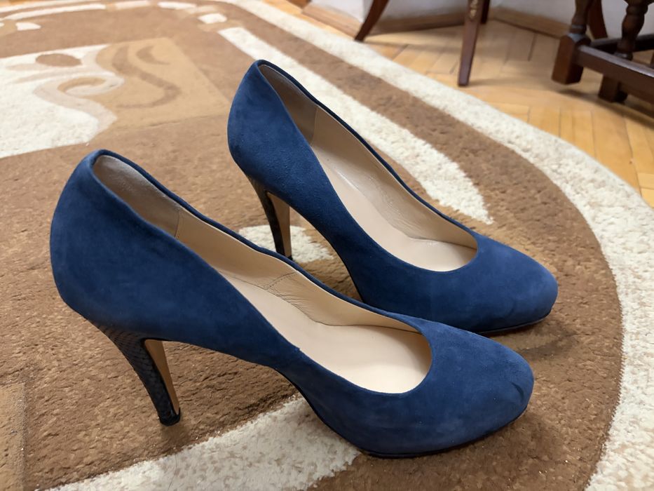 Pantofi albastri din piele intoarsa
