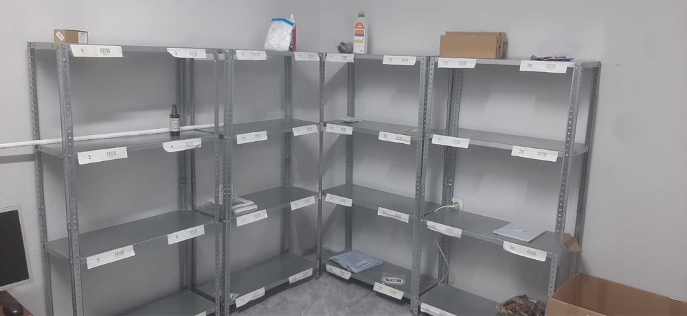 Мебель,примерочные,стеллажи,принтер.