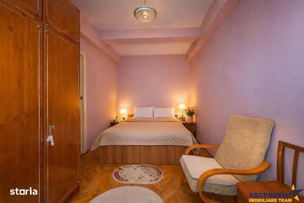 Apartament 3 camere decomandat, cu boxa si parcare, pozitie centrala,