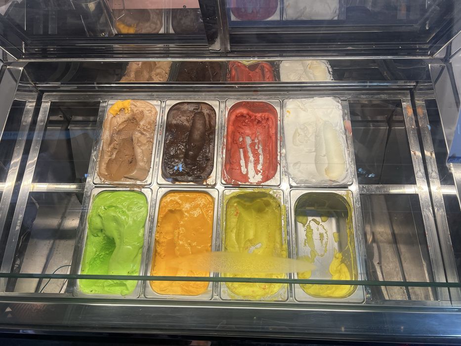 Шариковий мороженое учун морозилник сотилади.