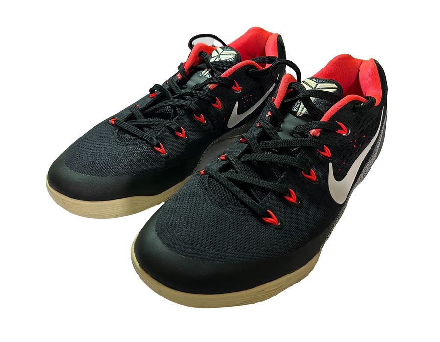 Adidasi Basket Nike Kobe 9 (IX) EM Low Laser Crimson, cateva purtari