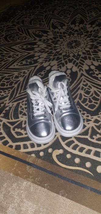 Продам новые ботинки женские