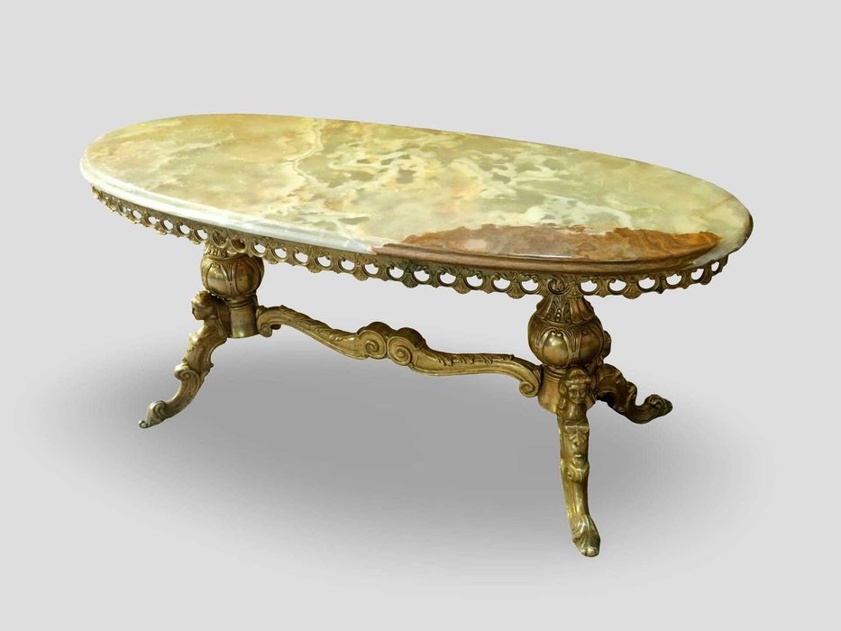 Овална холна маса с плот от полускъпоценен камък оникс