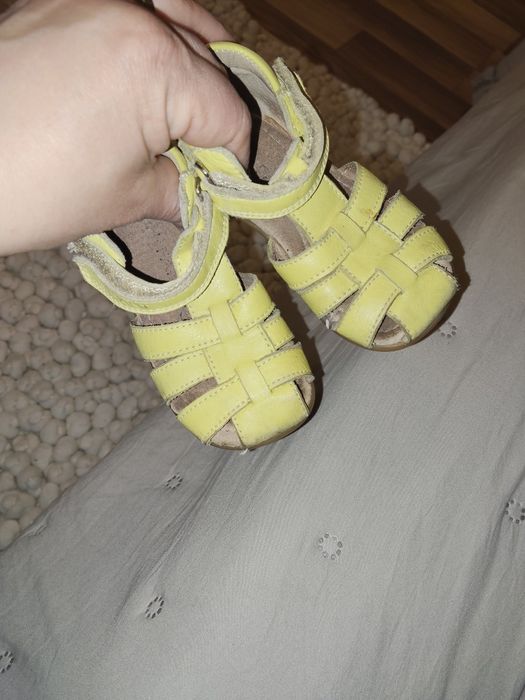 Vând set sandalute