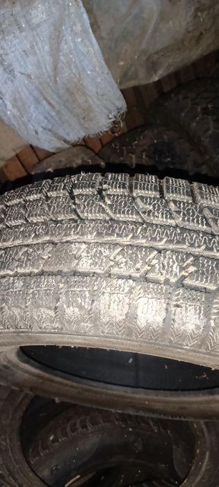 Продавам четири зимни гуми TOYO 215/70/15