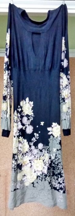 Черна рокля с цветни японски мотиви