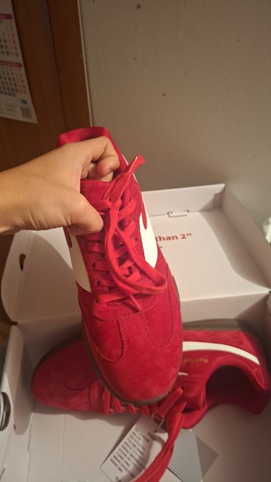 Продам новые красные кросы 43 размер