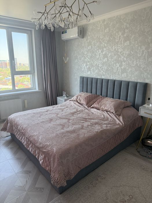 Двуспальная кровать с матрасом