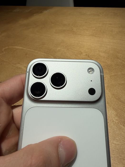 Продам Iphone 17 pro Max 256 GB   590 тысячь тенге