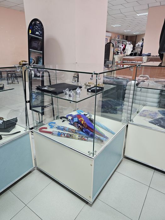 Витрины кубы с тумбой для хранения