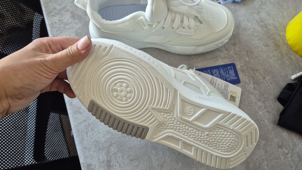 Стильные кроссовки